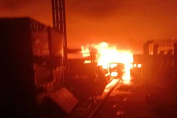 गाजियाबाद में फाइबर सीट फैक्ट्री में लगी भीषण आग, दमकलकर्मी काबू पाने में जुटे